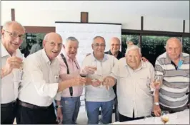  ??  ?? COMIDA. Quique Hernández, ayer, con los socios más veteranos.