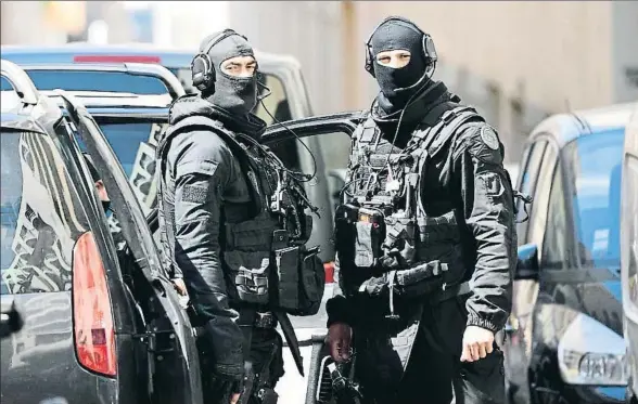  ?? BORIS HORVAT / AFP ?? Dos policías de las fuerzas antiterror­istas de acción rápida en Marsella, tras participar en el registro del piso de los detenidos