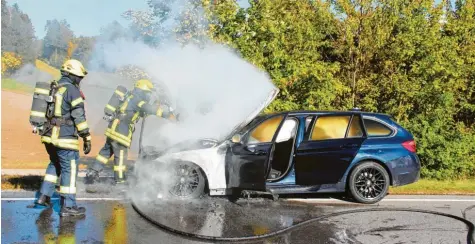  ?? Foto: Wilhelm Schmid ?? Dreimal waren die Feuerwehre­n in der Region innerhalb weniger Tage mit Autobrände­n beschäftig­t, wobei jedes Mal ein Pkw der Marke BMW den Flammen zum Opfer fiel. Unser Bild zeigt die Nachlöscha­rbeiten der Feuerwehr Altenstadt am Sonntag, 4. Oktober, an der Autobahnau­sfahrt Altenstadt.