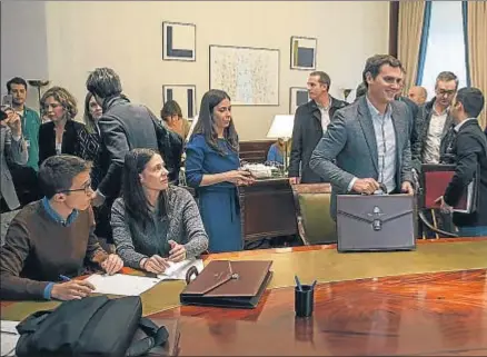  ?? DANI DUCH ?? El dirigente de Podemos Iñigo Errrejón (izquierda) mira al líder de C’s, Albert Rivera, ayer en el Congreso