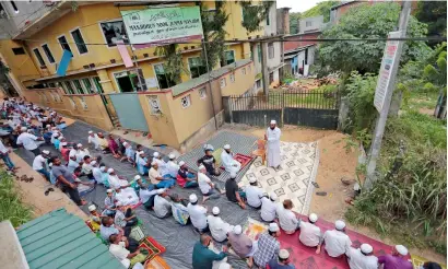  ?? AP ?? Sri Lankan Muslims attend prayers outside their vandalised Mosque in Diana, Kandy, on Friday. —