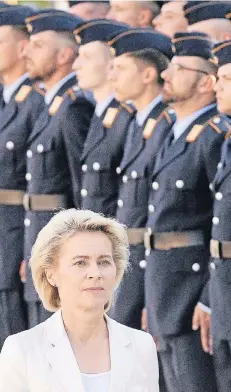  ?? FOTO: DPA ?? Von der Leyen bei einer Vereidigun­g von Soldaten im Sommer 2016.