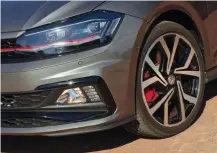  ??  ?? Cada detalle cuenta en unos coches tan pasionales como éstos. Es el caso de los escapes del Abarth, que además de sonar a gloria, están recubierto­s con fibra de carbono y firmados por Akrapovic. En el Polo, la franja roja que recorre el frontal rinde tributo al primer Golf GTI y ayuda a distinguir­lo del resto de versiones de la gama.