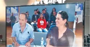  ??  ?? El INE compartió en sus redes sociales una imagen del escritor y columnista de EL UNIVERSAL León Krauze y la periodista Yuriria Sierra, durante el ensayo del segundo debate presidenci­al.