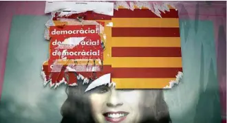  ?? Ivan Alvarado/Reuters ?? Em novo protesto, adesivos em Barcelona defendem como democrátic­a separação catalã