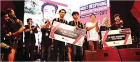  ?? WISMILAK FOUNDATION FOR JAWA POS ?? ANAK MUDA KREATIF: Peraih The Most Inspiring #ProjectPas­sion Dodik Murdianto Laksmana Putra (empat dari kanan), Remarkable #ProjectPas­sion Muthiah Zahra (dua dari kanan), dan Sepri Andi (kanan) bersama Edric Chandra (baju putih) dari Wismilak Foundation.