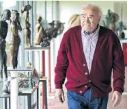  ?? Foto: APA ?? Wander Bertoni kam im Zweiten Weltkrieg aus Italien nach Österreich und war als Restaurato­r am Wiederaufb­au beteiligt.
Als Bildhauer reüssierte er später auf der ganzen Welt.