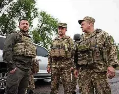  ?? ?? Der ukrainisch­e Präsident (l.) an der Front in der Region Charkiw.