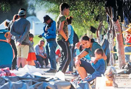  ??  ?? ATRAPADOS. MIGRANTES PERMANECEN EN UN ALBERGUE DE LA CIUDAD DE TIJUANA (MÉXICO).