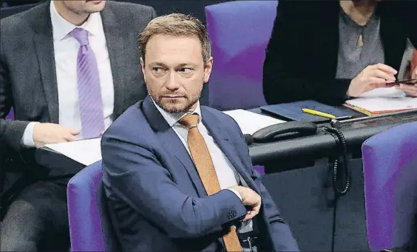  ?? KRISZTIAN BOCSI / BLOOMBERG ?? El presidente de los liberales, Christian Lindner, de 38 años, ayer en el Bundestag