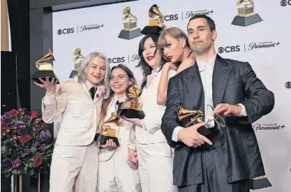  ?? ?? Boygenius , Taylor Swift e Jack Antonoff depois da cerimónia.