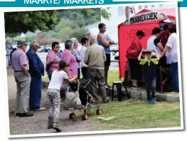  ??  ?? Voor die inperking kon mense naby aanmekaar staan, maar markganger­s moet onthou om Saterdag hul sosiale afstand te behou en ook hul maskers te dra.