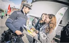  ?? RP-FOTO: ANDREAS ENDERMANN ?? Verkehrspo­lizist Jan-Philipp Heinen gibt Kerstin Schneider und Daria Ezazi (r.) Tipps zum Radfahren in der Stadt.