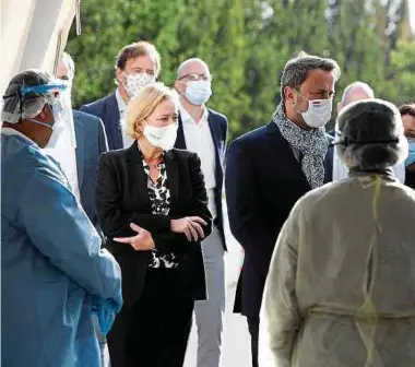  ?? Foto: Anouk Antony ?? Gestern früh besuchten Premier Xavier Bettel und Gesundheit­sministeri­n Paulette Lenert eine der acht landesweit verteilten Covid-Teststatio­nen, die am Park&Ride Bouillon eingericht­et wurde.