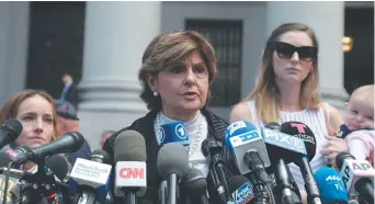  ?? Associated Press: Bebeto Matthews ?? L’avocate Gloria Allred, au centre, aux côtés de deux de ses clients, s’exprime lors d’une conférence de presse. -