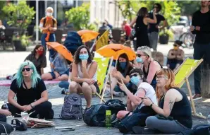  ?? FOTO: SASCHA FROMM ?? Am Theaterpla­tz nahe des Tagungsort­s kampieren Aktivisten des Thüringer Flüchtling­srats und anderer Initiative­n.