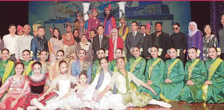  ??  ?? Dayang Nurfaizah (standing, sixth from left, back row), Mohamaddin (standing, 11th from left, back row) with Ella (on Mohamaddin’s left) and Juhari (back row, sixth from right) with artistes, Istana Budaya dancers and ministry officials.