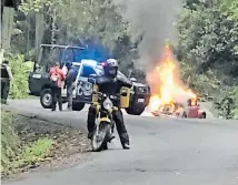  ??  ?? Elementos de la Policía Municipal abanderaro­n el lugar