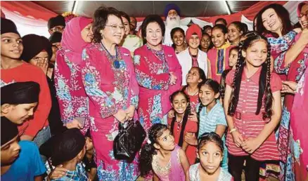  ?? [FOTO HAFIZ SOHAIMI/BH] ?? Rosmah ketika lawatan ke Yayasan Gurpuri sempena sambutan Hari Vasakhi, di Hulu Klang, semalam.