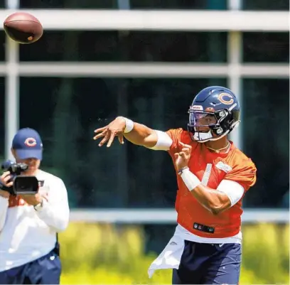  ?? JOSE M. OSORIO/CHICAGO TRIBUNE ?? Bears quarterbac­k Justin Fields throws a pass during OTAs on Wednesday at Halas Hall in Lake Forest.