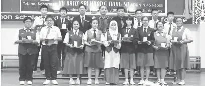  ??  ?? TERUSKAN USAHA: Para pelajar SMK St Anthony Sarikei yang menerima Anugerah Pelajar Cemerlang Tertinggi Mengikut Bidang dan Tingkatan merakam gambar bersama tetamu kehormat.