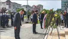  ?? WANG WEI / XINHUA ?? Serbian and Chinese officials pay their respects on Saturday at memorial plaques dedicated to the three Chinese journalist­s killed in the NATO bombing of the former Chinese embassy in the Federal Republic of Yugoslavia in 1999.