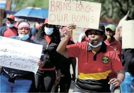  ?? / ANTONIO MUCHAVE ?? Samwu and Rand Water employees protest outside Rand Water offices in Johannesbu­rg demanding that they be paid bonuses, among other demands.