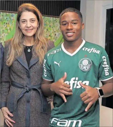  ?? ?? Leila Pereira, presidenta de Palmeiras, y Endrick el día que el jugador firmó su primer contrato profesiona­l.