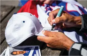  ?? Bilder: MATHIAS BERGELD ?? SIGNERAR. Henrik Lundqvist signerar tröjor och skriver autografer till deltagare under hockeyskol­an.