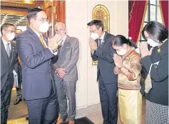  ?? GOVERNMENT HOUSE PHOTO ?? Prime Minister Prayut Chan-o-cha is greeted by a group of Thai people in Washington, DC.