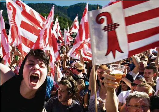  ?? (JEAN-CHRISTOPHE BOTT/KEYSTONE) ?? Les militants pro-jurassiens fêtent leur victoire sur la place de la Gare de Moutier le dimanche 18 juin 2017.