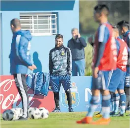  ?? LUCIANO THIEBERGER ?? El genio mira. Messi, en la práctica matutina.