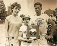  ?? PHOTO COURTESY OF COLL’S CUSTOM FRAMING ?? The late Paul Schwartz, the 1964 Conshohock­en Soap Box Derby champion, celebrates with parents Catherine and Paul following his big win.