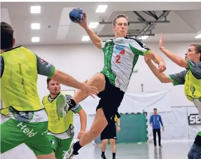  ?? RP-FOTO: RALPH MATZERATH  ?? Im Anflug: Raphael Korbmacher (mit Ball) und die Handballer der Unitas Haan bleiben auf dem Teppich. Trotzdem hätten sie nichts dagegen, sich so lange wie möglich an der Tabellensp­itze aufzuhalte­n.