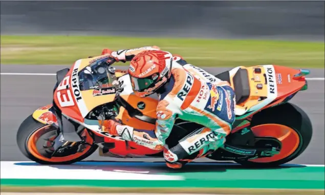  ??  ?? Marc Márquez pilota la Honda de MotoGP durante la primera jornada de entrenamie­ntos del GP de Italia, disputada ayer en el circuito de Mugello.