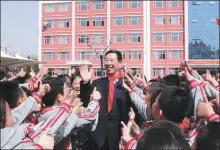  ?? PROVIDED TO CHINA DAILY ?? Students of the Fanshi Experiment­al School give Sha Wanli a warm reception.