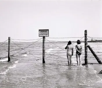  ?? FOTO: MAX SCHELER ?? Eingeschrä­nkte Fernsicht: Diesen Eindruck von Sommerfris­che hielt Fotograf Max Scheler in Heringsdor­f auf der Insel Usedom fest. Zu sehen ist es in der Schau im Erholungsh­aus, die morgen eröffnet wird.