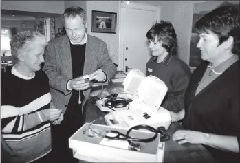  ??  ?? Mrs Evelyn Sillars hands over medical equipment to Dr Malcolm Kerr which was purchased by the funds raised at an Arran Red Cross whist drive.