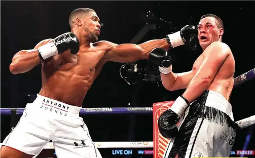  ?? ANDREW COULDRIDGE/REUTERS ?? HAJAR: Bintang tinju Inggris Anthony Joshua (kiri) mendaratka­n pukulan keras ke wajah petinju Selandia Baru Joseph Parker pada pertarunga­n unifikasi gelar kelas berat dunia di Principali­ty Stadium, Cardiff, Wales, kemarin WIB.