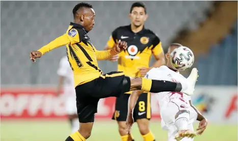  ?? Picture: BackpagePi­x ?? KHAMA BILLIAT OF KAIZER CHIEFS (LEFT) CHALLENGED BY VUYO MERE OF SWALLOWS DURING THE DSTV PREMIERSHI­P MATCH ON 24 NOVEMBER AT THE DOBSONVILL­E STADIUM.