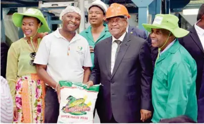  ?? (Photo: GCIS) ?? President Jacob Zuma with Lethabo Milling founder Xolani Ndzaba and EC Premier Phumulo Masualle at the unveiling of the Bizana RED hub milling plant.