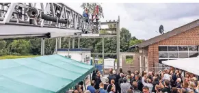  ?? RP-FOTO: JÜRGEN LAASER ?? Bürgermeis­ter Michael Stock (im Drehleiter­korb links) und Zimmermann Thomas Heinrichs schweben beim Richtfest über dem Rohbau für die Freiwillig­e Feuerwehr in Moorshoven.