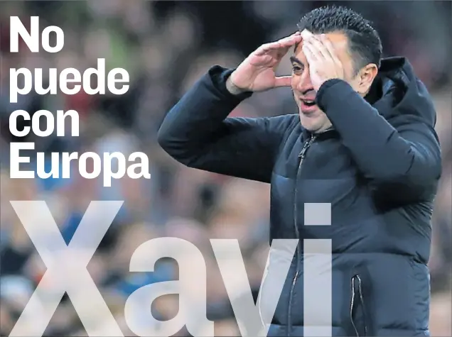  ?? ?? Xavi se lleva las manos a la cabeza en un gesto de desacuerdo con una de las decisiones arbitrales durante el partido del jueves en Old Trafford.