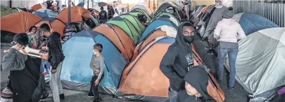  ?? FOTOS: SUMINISTRA­DAS ?? Foto de archivo de casas de campaña de inmigrante­s que han estado esperando por varios años o meses en la frontera.