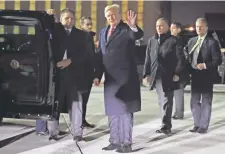  ??  ?? El presidente Donald Trump al llegar ayer al aeropuerto Orly, cerca de París.