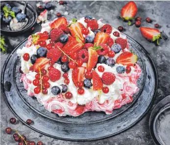  ?? FOTO: FRAUKE ANTHOLZ /COPPENRATH VERLAG/DPA ?? Von Beeren kann es auf der Torte nie zu viele geben: Wie bei dieser Pavlova-Torte mit Erdbeeren, Himbeeren, Johannisbe­eren und Blaubeeren.
