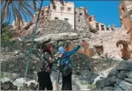  ?? MOHAMMED MAHJOUB / FOR CHINA DAILY ?? Tourists visit the village of Misfat al-Abriyeen on the escarpment­s of Oman’s Grand Canyon on Feb 8.