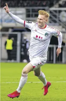  ?? BILD: Imago ?? Erfolgreic­h: Der beim JFV groß gewordene Pascal Steinwende­r erzielte am Montag beim 2:1 des VfB Lübeck in Verl sein erstes Drittliga-Tor.