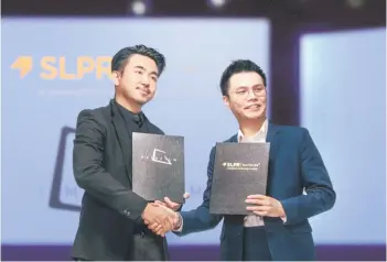  ?? SLPR Worldwide. — Picture courtesy of ?? Lee (left) and SLPR Worldwide group chief operating officer Leon Tang at an MoU signing event.