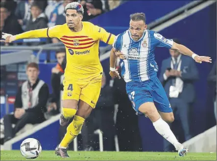  ?? FOTO: EFE ?? Araujo y Braithwait­e, en un lance del derbi. El danés se lesionó el domingo y salvo sorpresa, podría igual llegar a la última jornada